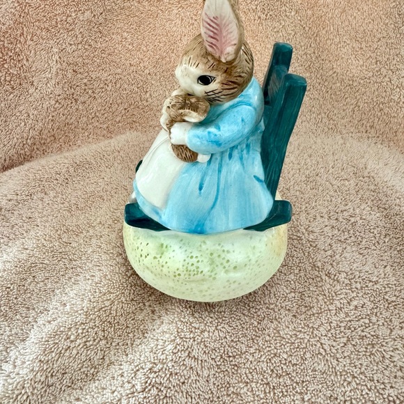 Beatrix Potter "Mrs.Rabbit" Music Box by Schmidt With Twin Rabbits - Picture 5 of 5